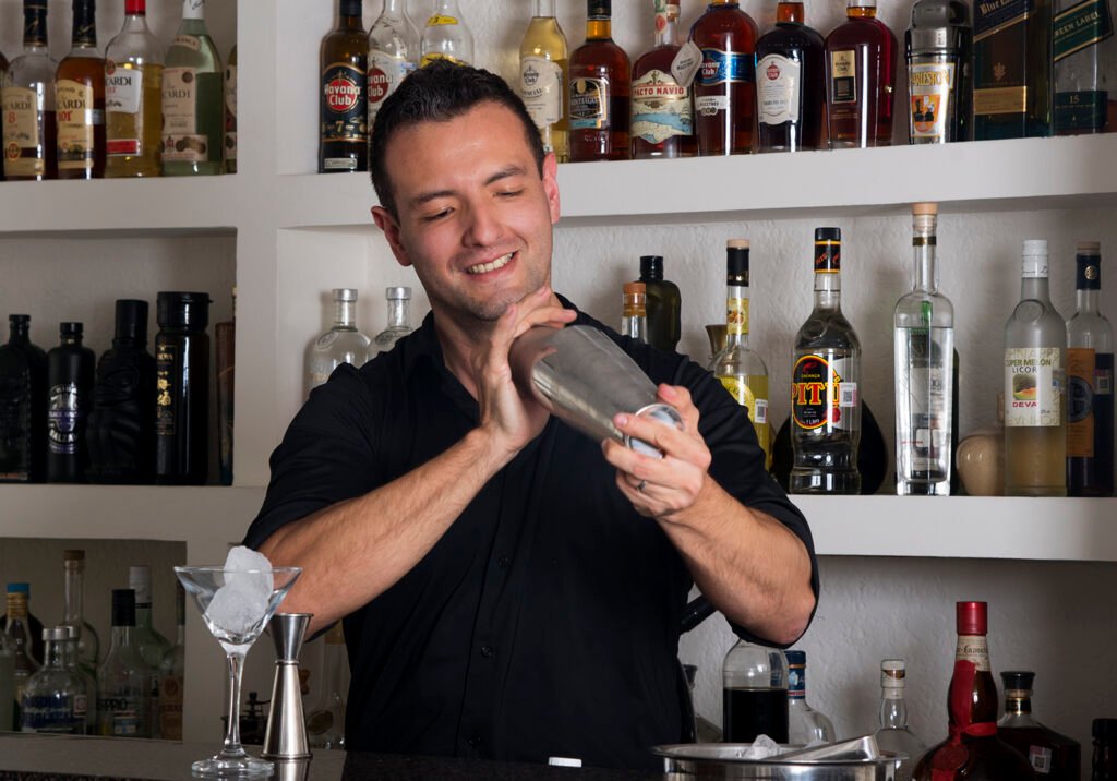 Rodrigo Gaytán bartender