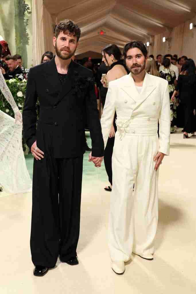 Ben Platt y Noah Galvin vestidos por AMIRI en la MET Gala 2024