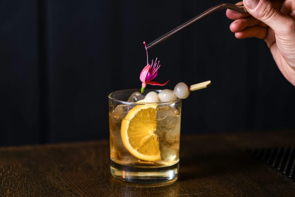 Acompáñanos en un viaje a través de la historia de la la técnica del Milk Punch, un símbolo del legado y la influencia de las mujeres dentro del mundo de la coctelería 