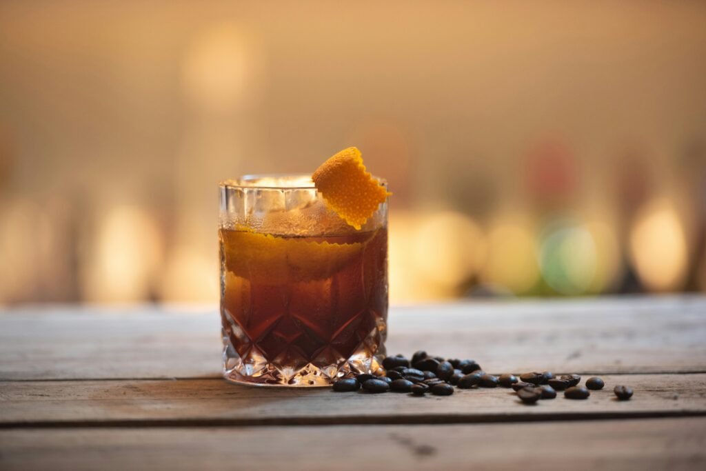 
Acompáñanos en un viaje a través de la historia de la la técnica del Milk Punch, un símbolo del legado y la influencia de las mujeres dentro del mundo de la coctelería 

