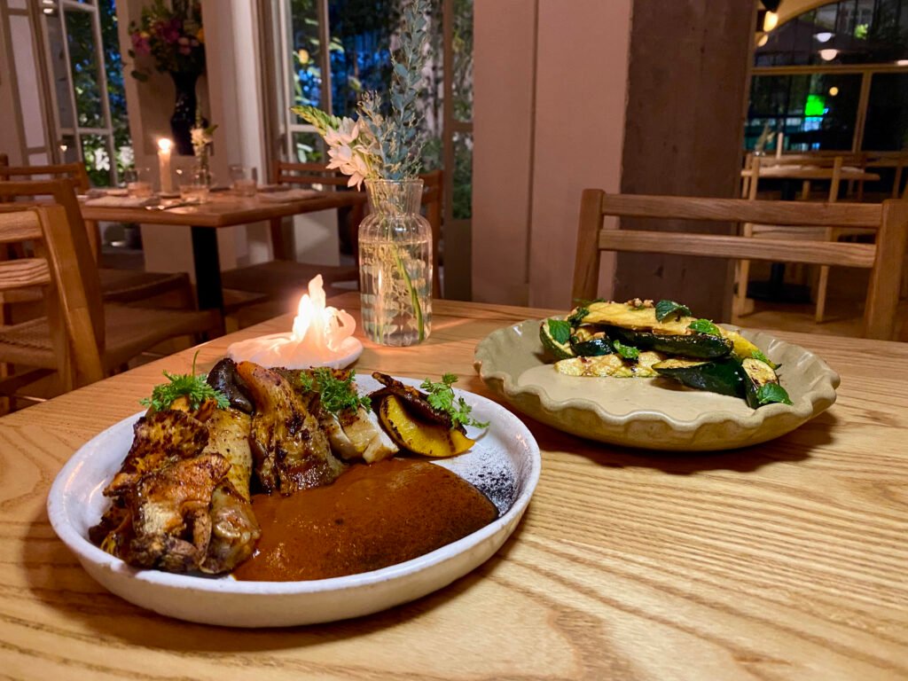 Pollo con mole coloradito y calabazas criollas al grill
