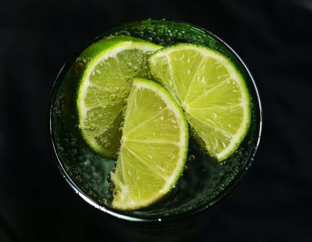Agua fresca de limón con hoja santa