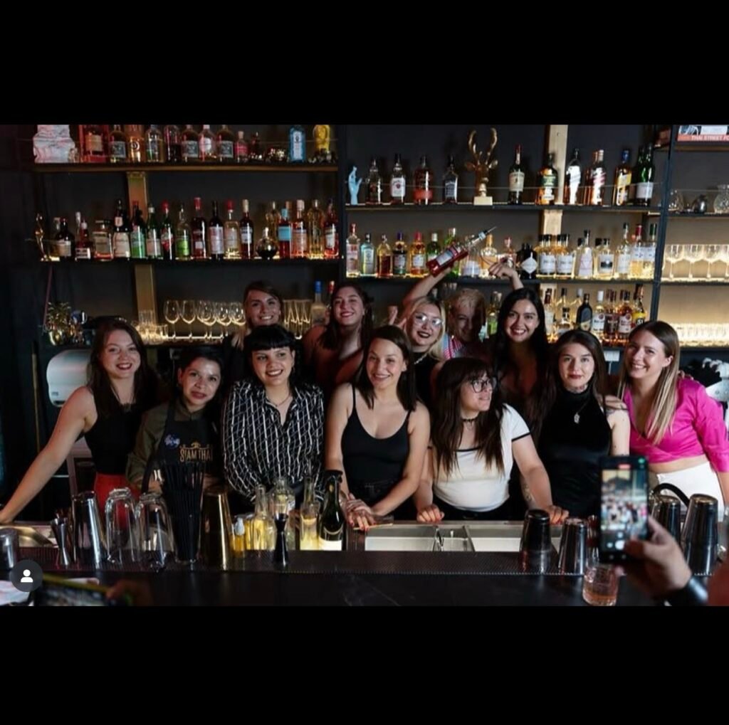 Mujeres bartenders. Barwomen